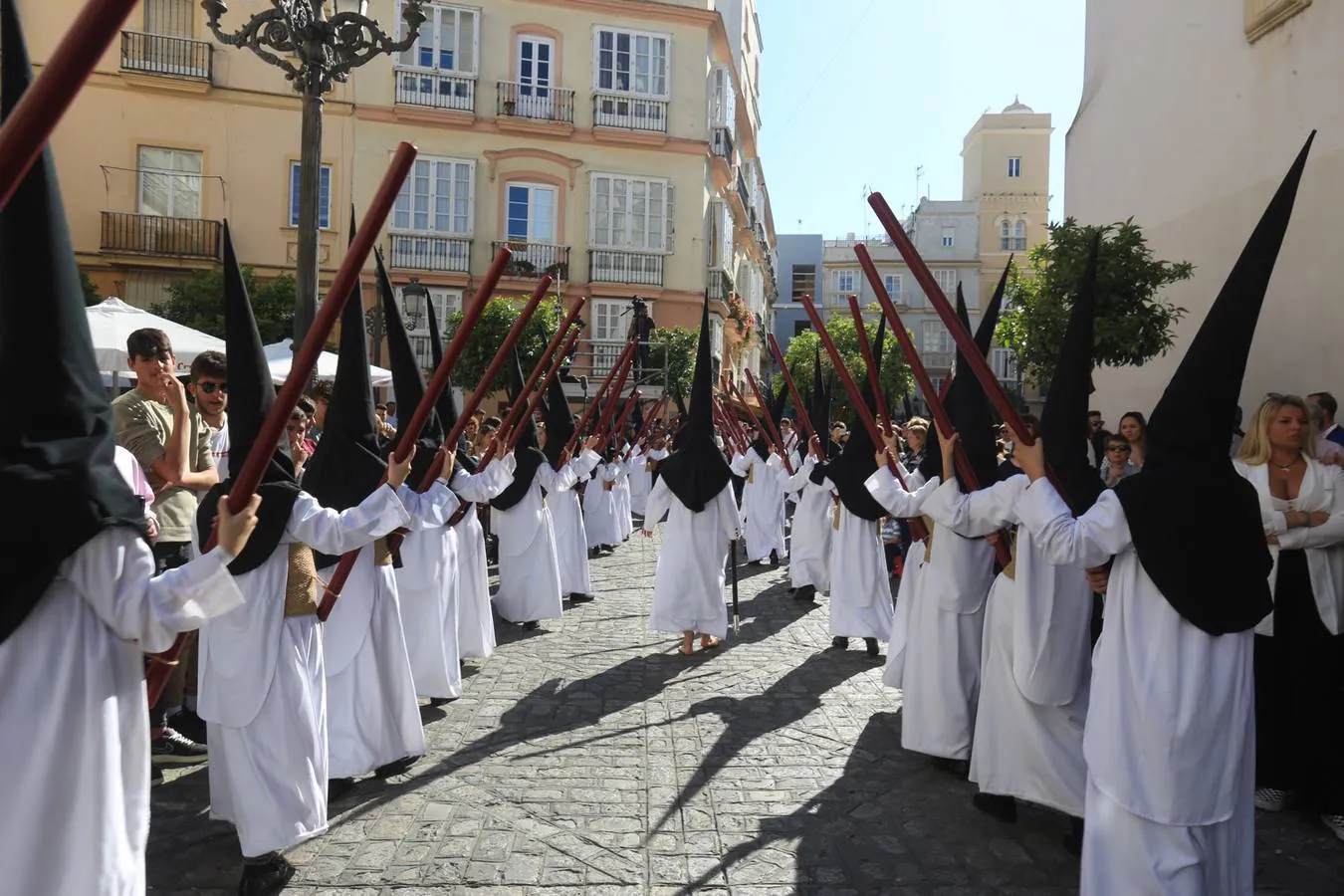 Cádiz disfruta del último día tranquilo de la Semana Santa